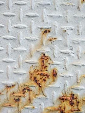 Rusty diamond plate texture on white painted metal floor background 库存照片