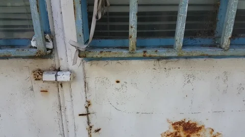 Rusty door with grille Vídeos de archivo 97206813