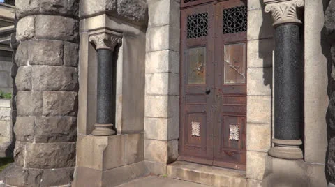 Rusty Door on Mausoleum 스톡 동영상 22606343