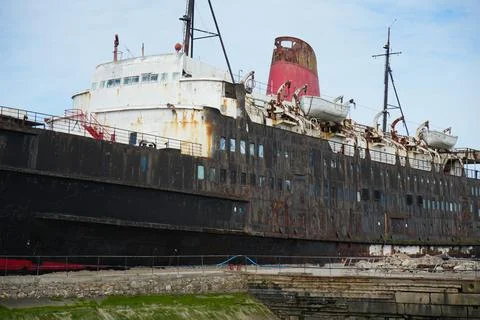 Rusty Duke Of Lancaster Ship Moored In North Wales Under An Overcast Sky. 库存照片