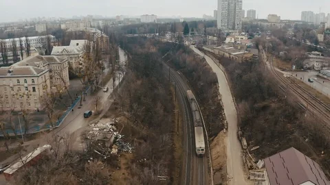 A rusty electric train moves along urban city Vidéo 130026533