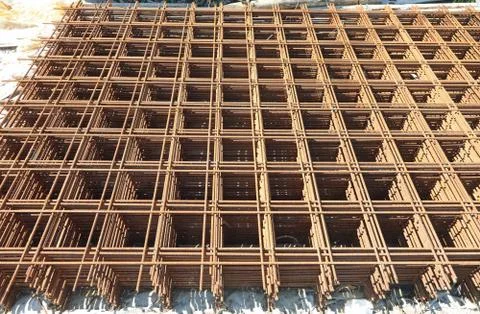 Rusty electro-welded net on the building site Foto stock