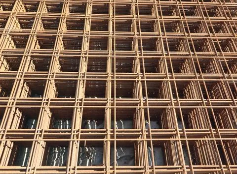 Rusty electro-welded net on the building site to favor the pouring of cement  Foto stock