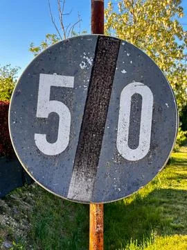 Rusty end-of-speed limit sign Stockfoto's