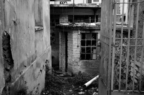 Rusty gate abandoned warehouse Foto stock