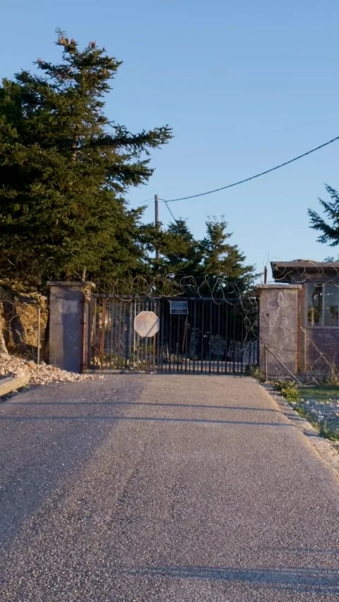 Rusty gate slowly closing on private property Stock Footage 290449441