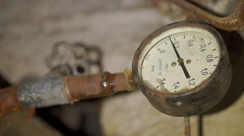 Rusty gauge high pressure cold hot water 库存影片 45588141