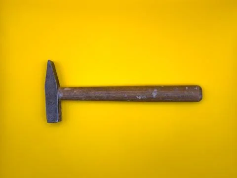 Rusty hammer on yellow background. Builder Tool. Flat lay. Top view, copy space. Stock-Fotos