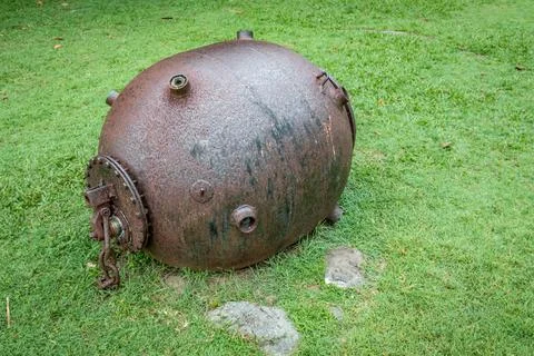 A rusty, historic unexploded mine is on display in ANZAC Park, Port Douglas Foto stock