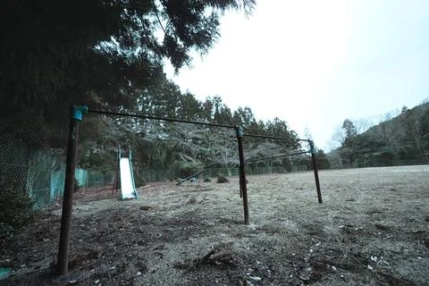 Rusty Horizontal Bar in an Empty Playground – Frozen Time in Winter Stockfoto's