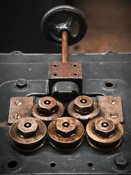 Rusty industrial roller assembly with hex nuts, worn metal surface, control.. 스톡 사진