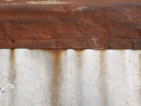 Rusty iron on concrete. Rust flows onto concrete. Close-up. rusty metal sheet Foto stock