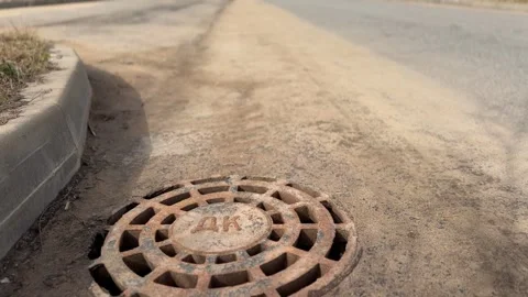 A rusty iron hatch with a pattern above an observation well is located on auto Vidéo 300052779