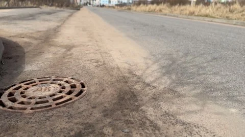 A rusty iron hatch with a pattern above an observation well is located on auto Vidéo 300217635