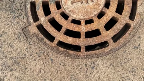 A rusty iron hatch with a pattern above an observation well is located on auto Vidéo 301336987