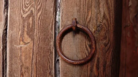 Rusty iron ring handle on weathered wooden door Stock-Footage 347973347