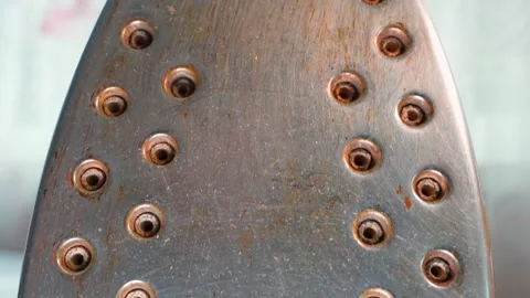 Rusty iron soleplate close-up. Outdated household iron 库存影片 237602424