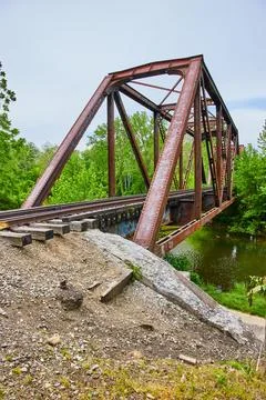 Rusty iron train track bridge at Heart of Ohio Trail with Kokosing River flowing Foto stock