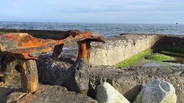 Rusty item in the sea Stockbeeldmateriaal 85823468