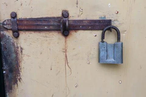 A Rusty Lock and Latch Attached to a Vintage Door, Highlighting Interesting Foto stock