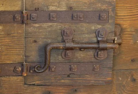 Rusty lock with big deadbolt to close the door of the medieval castle Stockfoto's