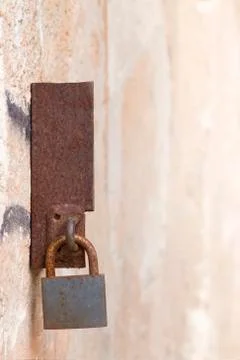 Rusty lock on a rusty metal on a wall Foto stock