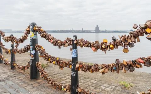 Rusty Love - Padlocks on a chain link fence beside the River Mersey, Liverpool Stock Photos
