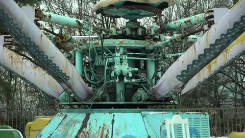 A rusty machine in Closed amusement park 動画素材 83625033