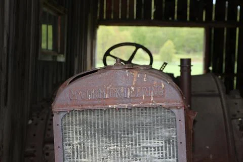 Rusty McCormick Tractor stored in a barn Stock-Fotos