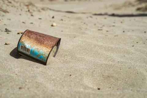 Rusty metal can polluting sandy desert environment Stockfoto's