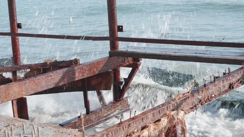 Rusty metal construction and splashes of sea water. Vidéo 122767181