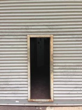 Rusty Metal Door Frame On Shutter Foto stock