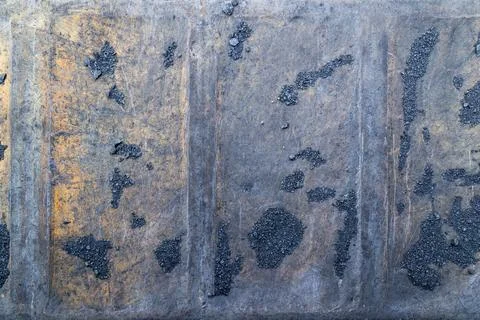 Rusty metal surface with coal debris at industrial site Stockfoto's