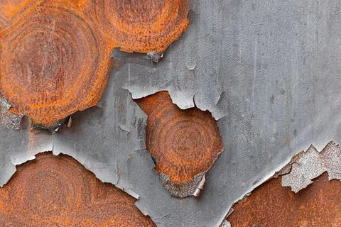 Rusty metal surface of the wall with cracked crepe gray paint from corrosion Stock-Fotos