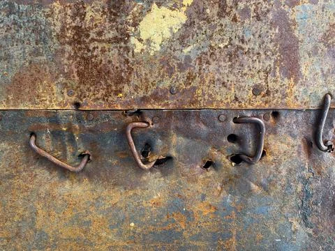 Rusty metal wall, rusty old crooked nails. Nails are in the metal Stockfoto's