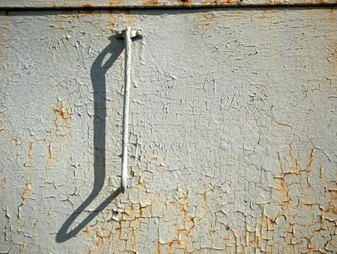 Rusty metal white wall background with streaks of rust. 스톡 사진