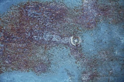 Rusty metallic surface texture with a screw in it Foto stock