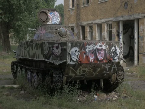 Rusty old abandoned Tank 4K footage 스톡 동영상 70319247