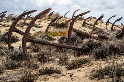 Rusty old anchors on the beach at the Anchor Cemetary graveyard at Praia do B Foto stock