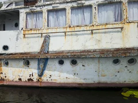 Rusty Old Boat Hull Peeling Paint Windows Weathered Vintage Ship Stockfoto's