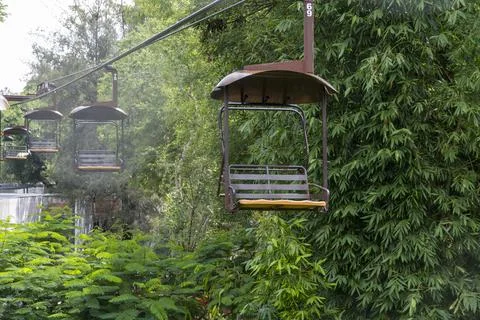 Rusty old cable car, cable car ride in the rain, views of the canyon, vegetation Foto stock