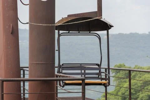 Rusty old cable car, cable car ride in the rain, views of the canyon, vegetation Foto stock