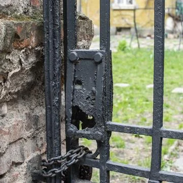 Rusty Old Gate Lock With Chain On Abandoned Metal Fence Stock Photos