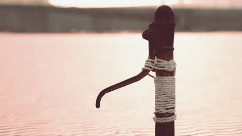 Rusty old metal water pump on sand beach Vídeos de archivo 237882784