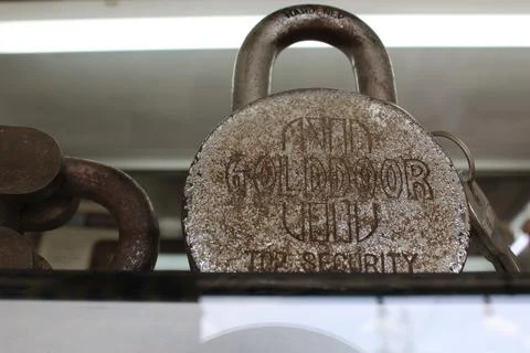 Rusty Old Padlock with Keys – Close-up Shot Foto stock