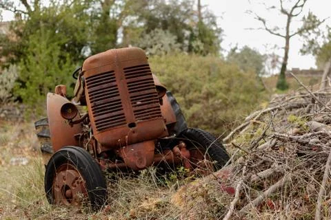 Rusty old tractor in scrubland Stock Photos