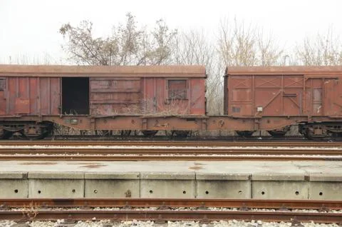 Rusty old wagon on the rails Foto stock