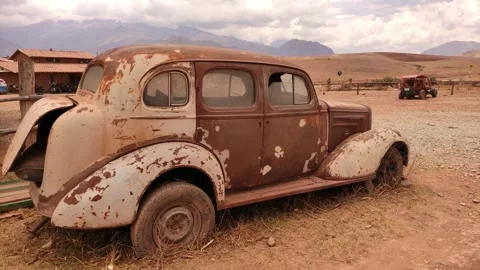 Rusty oldtimer at a touristic site near Cusco, Peru. Vidéo 288380589
