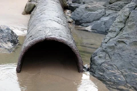 Rusty overflow seashore pipe Foto stock