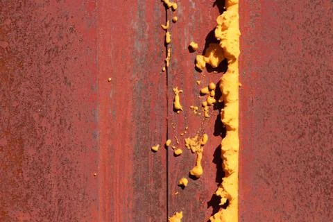 Rusty Paint Wall Texture. Construction Foam at the Junction Foto stock